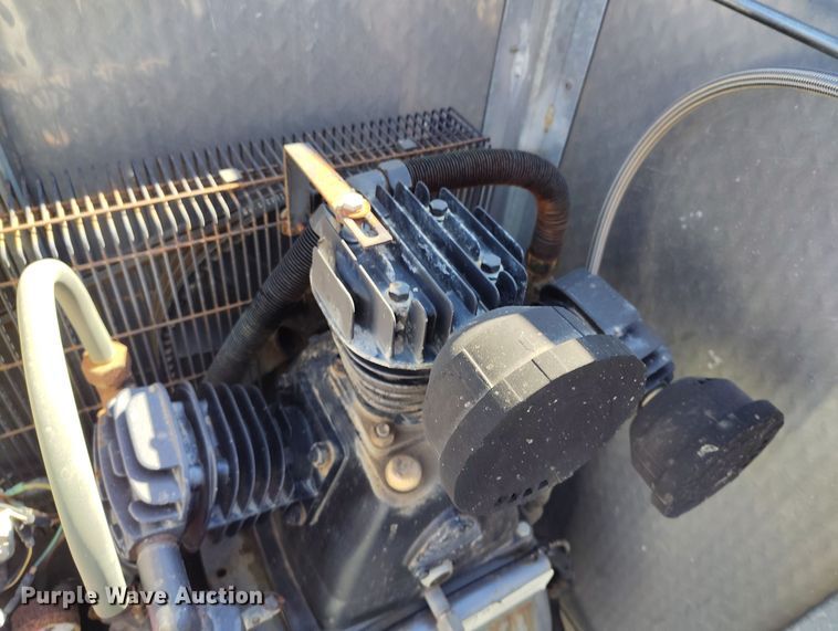 image for item DV6720 2012 International DuraStar 4400 fuel / lube truck