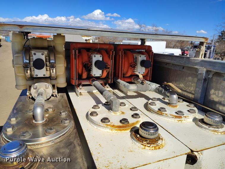 image for item DV6720 2012 International DuraStar 4400 fuel / lube truck