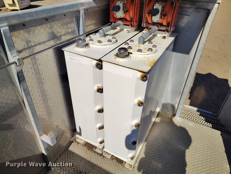 image for item DV6720 2012 International DuraStar 4400 fuel / lube truck