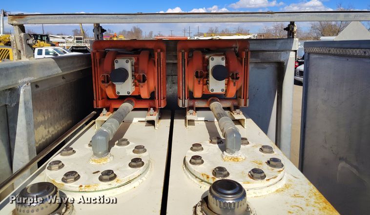 image for item DV6720 2012 International DuraStar 4400 fuel / lube truck