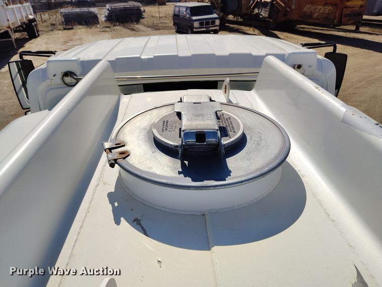 image for item DV6720 2012 International DuraStar 4400 fuel / lube truck