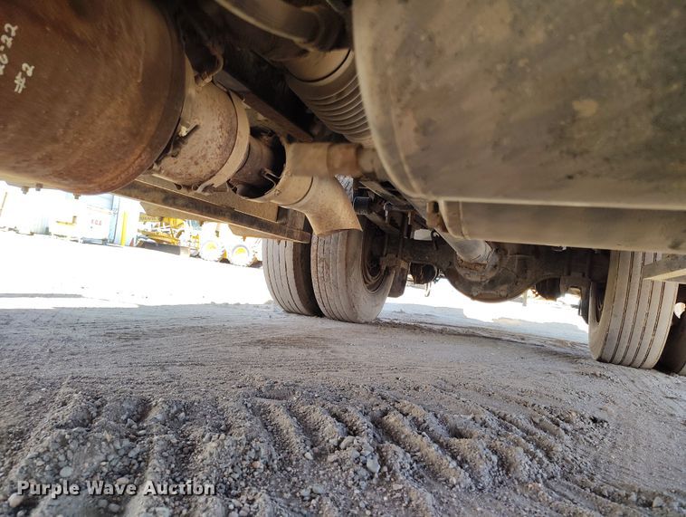 image for item DV6720 2012 International DuraStar 4400 fuel / lube truck