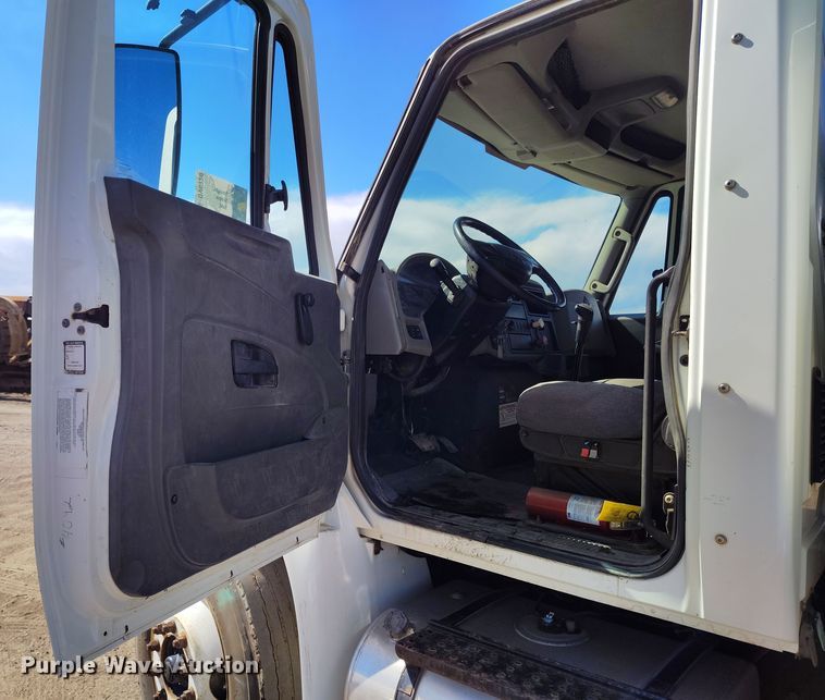 image for item DV6720 2012 International DuraStar 4400 fuel / lube truck