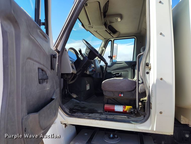 image for item DV6720 2012 International DuraStar 4400 fuel / lube truck