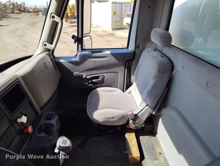 image for item DV6720 2012 International DuraStar 4400 fuel / lube truck