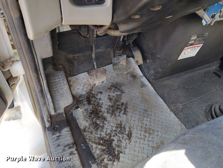 image for item DV6720 2012 International DuraStar 4400 fuel / lube truck