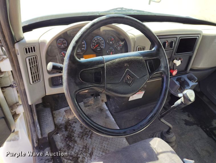 image for item DV6720 2012 International DuraStar 4400 fuel / lube truck