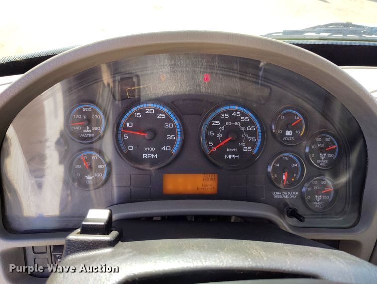 image for item DV6720 2012 International DuraStar 4400 fuel / lube truck