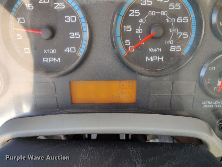 image for item DV6720 2012 International DuraStar 4400 fuel / lube truck