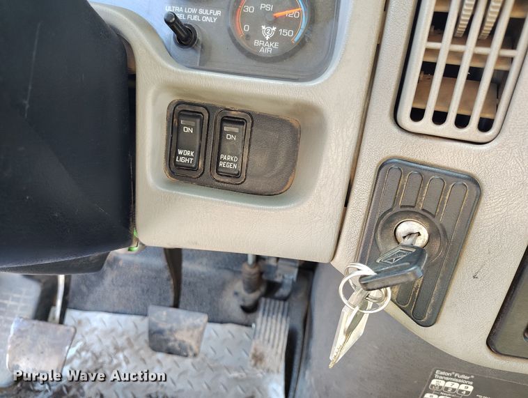 image for item DV6720 2012 International DuraStar 4400 fuel / lube truck