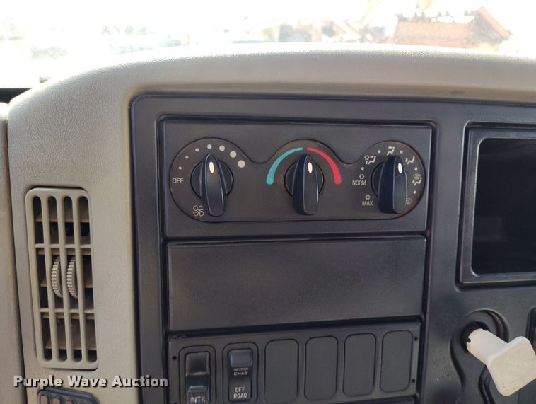 image for item DV6720 2012 International DuraStar 4400 fuel / lube truck