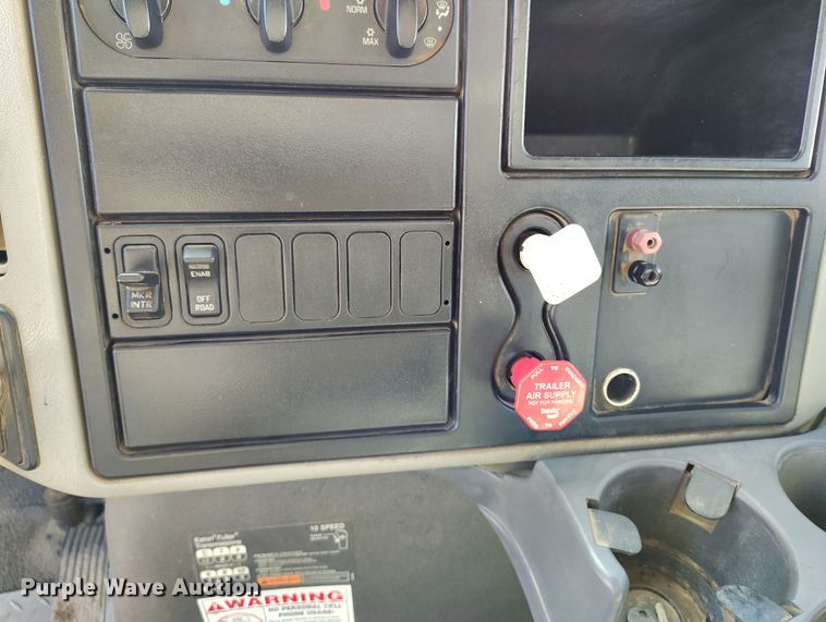 image for item DV6720 2012 International DuraStar 4400 fuel / lube truck