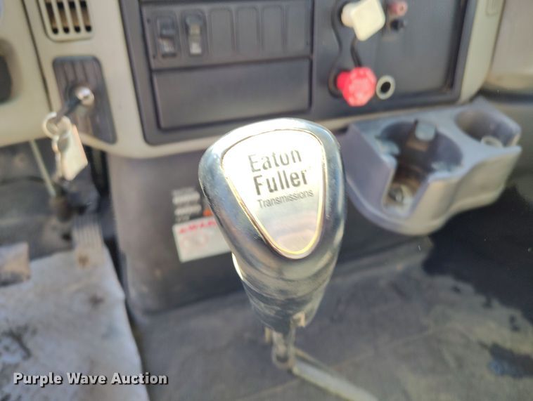 image for item DV6720 2012 International DuraStar 4400 fuel / lube truck