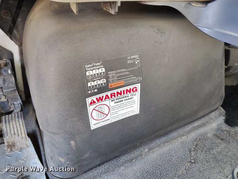 image for item DV6720 2012 International DuraStar 4400 fuel / lube truck