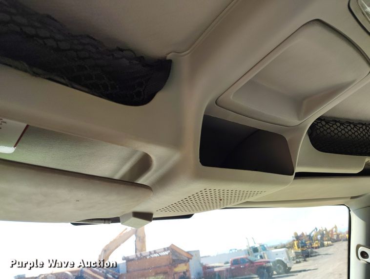 image for item DV6720 2012 International DuraStar 4400 fuel / lube truck