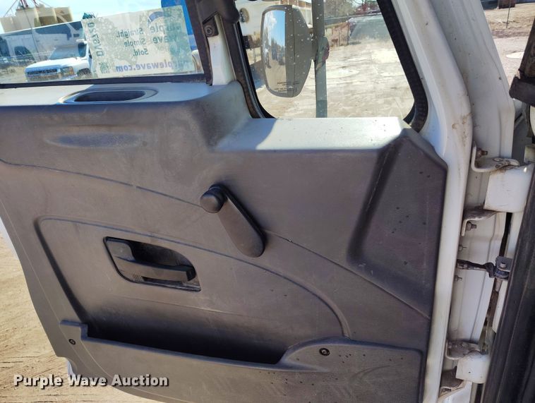 image for item DV6720 2012 International DuraStar 4400 fuel / lube truck