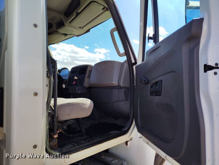 image for item DV6720 2012 International DuraStar 4400 fuel / lube truck