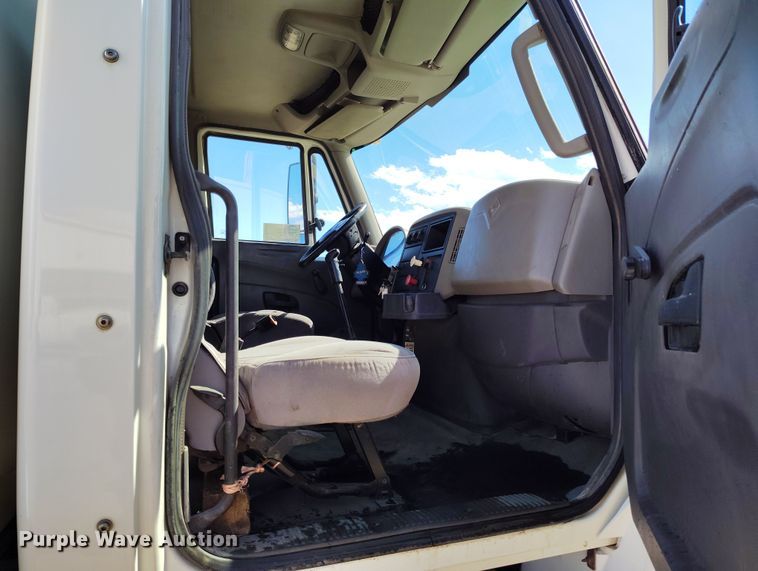 image for item DV6720 2012 International DuraStar 4400 fuel / lube truck