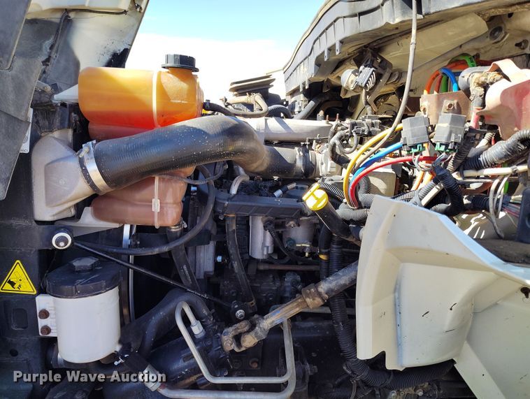 image for item DV6720 2012 International DuraStar 4400 fuel / lube truck