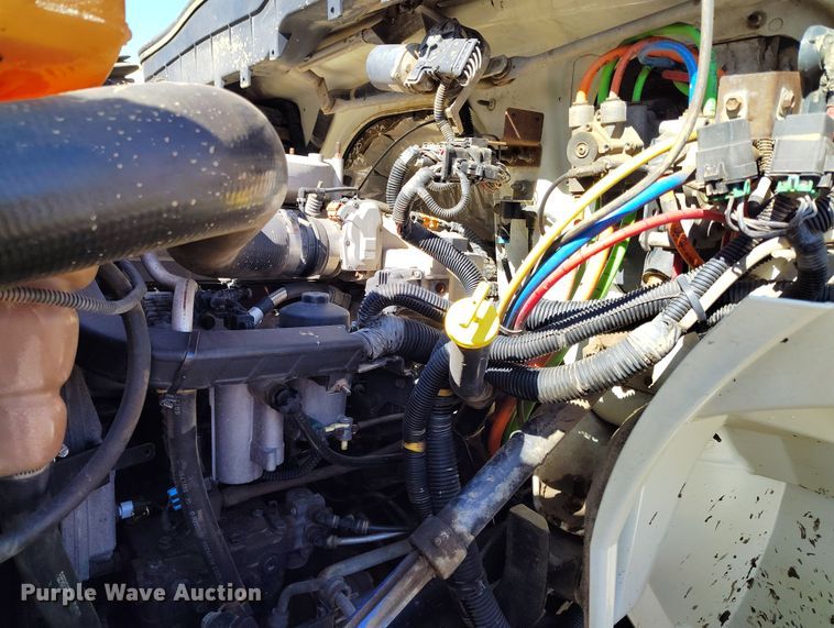 image for item DV6720 2012 International DuraStar 4400 fuel / lube truck