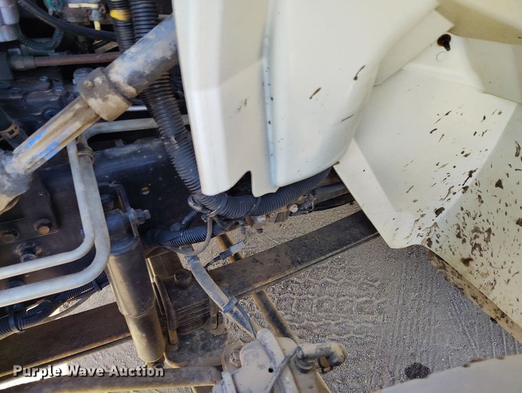 image for item DV6720 2012 International DuraStar 4400 fuel / lube truck