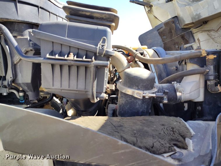 image for item DV6720 2012 International DuraStar 4400 fuel / lube truck