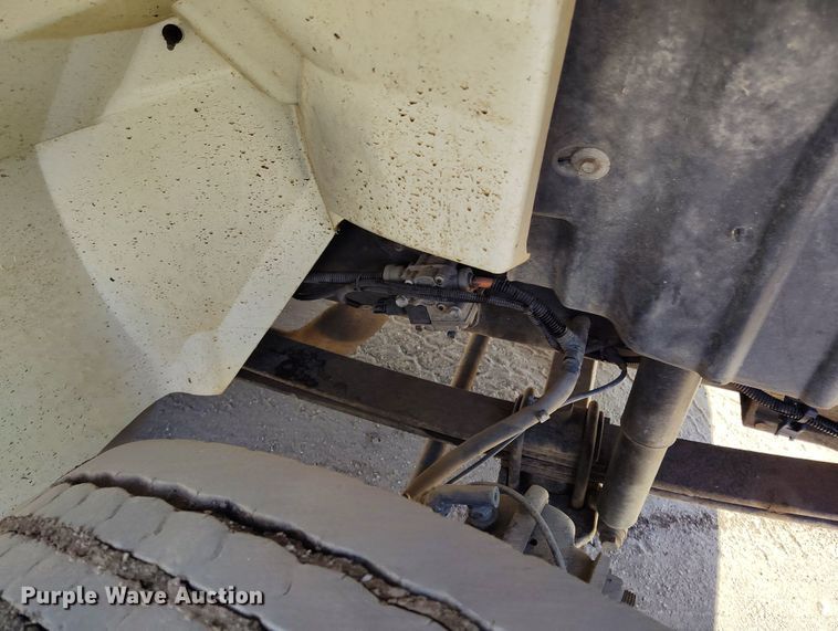 image for item DV6720 2012 International DuraStar 4400 fuel / lube truck