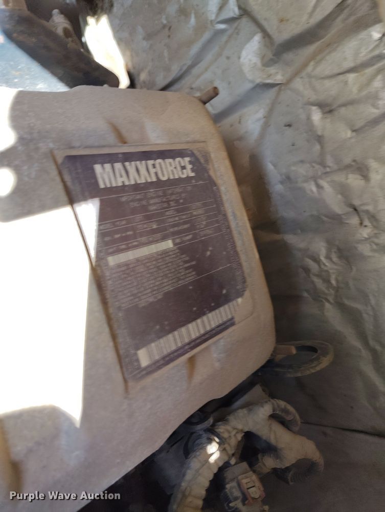 image for item DV6720 2012 International DuraStar 4400 fuel / lube truck