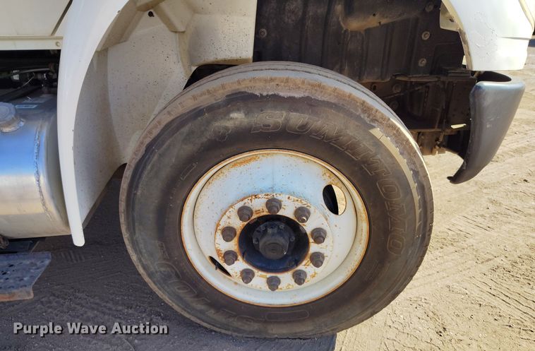 image for item DV6720 2012 International DuraStar 4400 fuel / lube truck