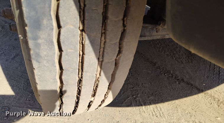 image for item DV6720 2012 International DuraStar 4400 fuel / lube truck