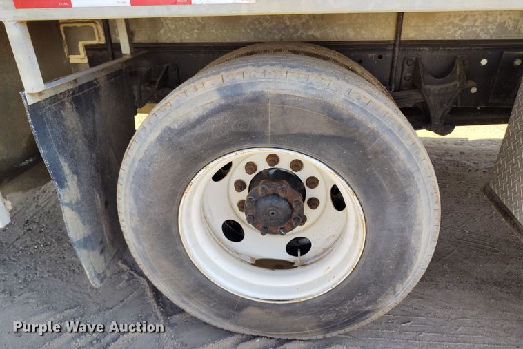 image for item DV6720 2012 International DuraStar 4400 fuel / lube truck