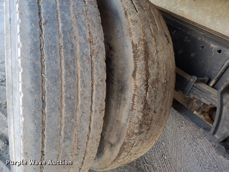 image for item DV6720 2012 International DuraStar 4400 fuel / lube truck