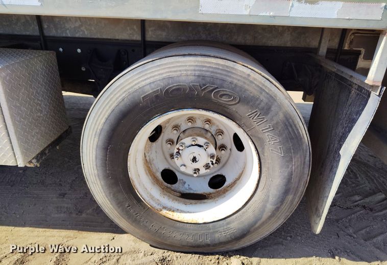 image for item DV6720 2012 International DuraStar 4400 fuel / lube truck