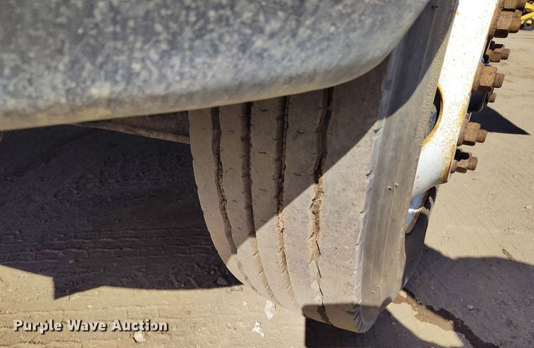 image for item DV6720 2012 International DuraStar 4400 fuel / lube truck