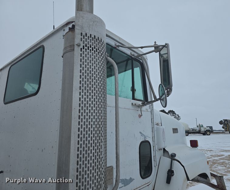 image for item DW3134 1999 International Paystar 5000 ready mix truck