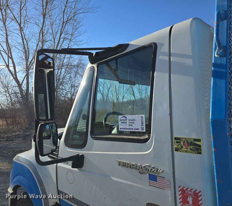 image for item DW3142 2013 International TerraStar flatbed truck