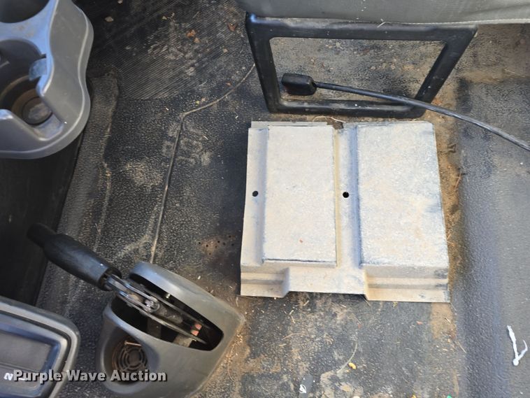 image for item DW3142 2013 International TerraStar flatbed truck