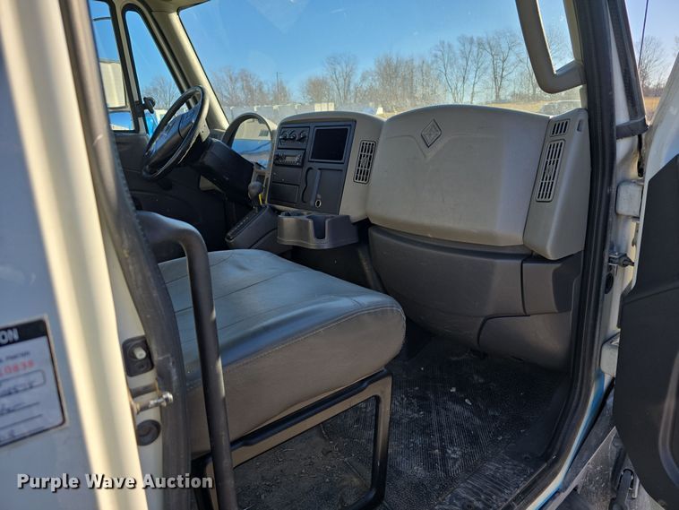 image for item DW3142 2013 International TerraStar flatbed truck