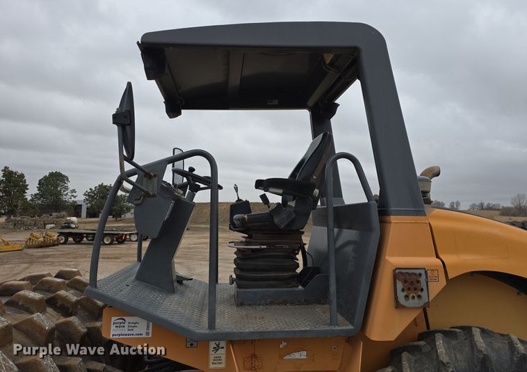 image for item DW3182 2005 Case SV208 single drum vibratory roller