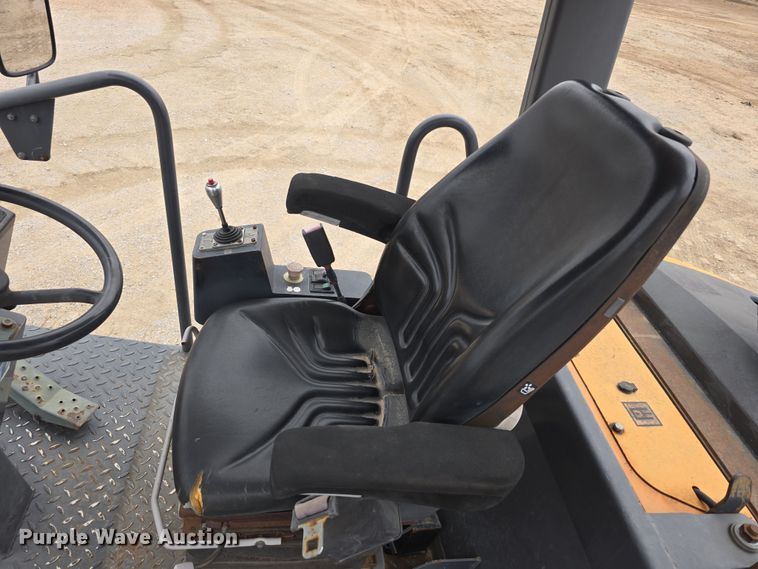 image for item DW3182 2005 Case SV208 single drum vibratory roller