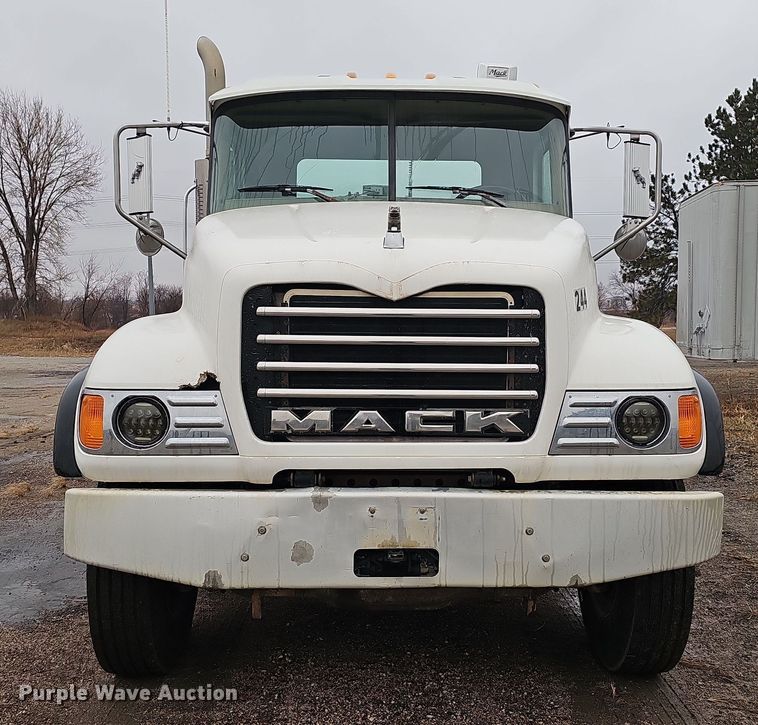 image for item DW3183 2007 Mack Granite CV713 semi truck