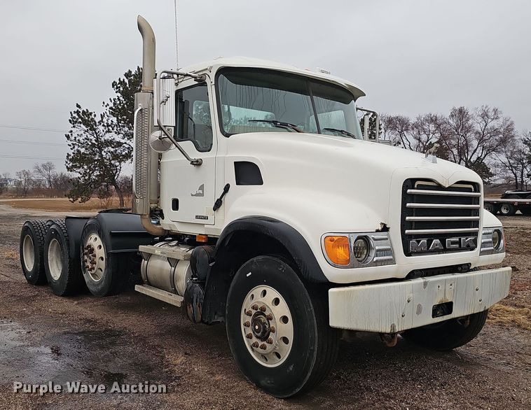 image for item DW3183 2007 Mack Granite CV713 semi truck