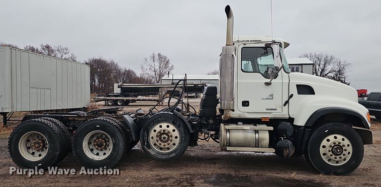 image for item DW3183 2007 Mack Granite CV713 semi truck