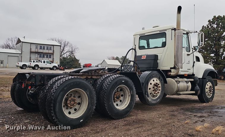 image for item DW3183 2007 Mack Granite CV713 semi truck