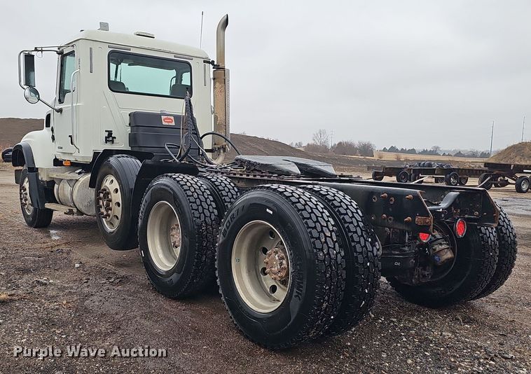 image for item DW3183 2007 Mack Granite CV713 semi truck