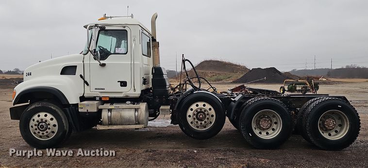 image for item DW3183 2007 Mack Granite CV713 semi truck