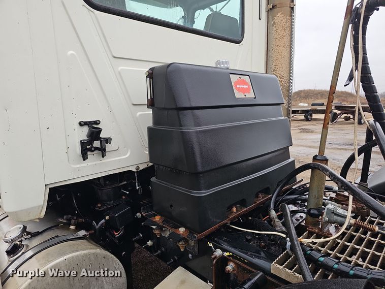 image for item DW3183 2007 Mack Granite CV713 semi truck