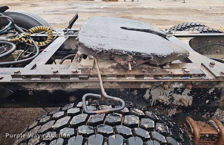 image for item DW3183 2007 Mack Granite CV713 semi truck