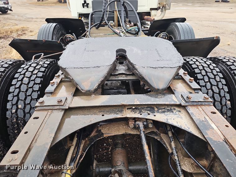 image for item DW3183 2007 Mack Granite CV713 semi truck