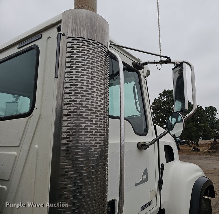 image for item DW3183 2007 Mack Granite CV713 semi truck